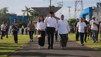 Calon presiden nomor urut 1 Anies Baswedan (tengah) didampingi istrinya Fery Farhati Ganis (kanan) dan putrinya Mutiara Annisa Baswedan (kiri) tiba di Kedaton Kesultanan Ternate, Kota Ternate, Maluku Utara, Jumat (26/1/2024). 