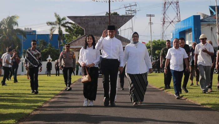 Calon presiden nomor urut 1 Anies Baswedan (kiri, duduk) didampingi istrinya Fery Farhati Ganis disambut dengan adat kesultanan Ternate sebelum memasuki  Kedaton Kesultanan Ternate, Kota Ternate, Maluku Utara, Jumat (26/1/2024). Dalam kunjungan ke kedaton tersebut, Anies Baswedan disambut dengan prosesi adat Kesultanan yaitu Jokokaha atau orang pertama kali ke Ternate sekaligus meminta restu kepada Sultan Ternate Hidayatullah Sjah untuk melakukan kampanye akbar di Landmark Ternate. ANTARA FOTO/Andri Saputra/aww.