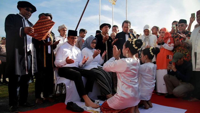 Anies Baswedan kunjungi Kedaton Kesultanan Ternate Calon presiden nomor urut 1 Anies Baswedan (kiri, duduk) didampingi istrinya Fery Farhati Ganis disambut dengan adat kesultanan Ternate sebelum memasuki Kedaton Kesultanan Ternate, Kota Ternate, Maluku Utara, Jumat (26/1/2024). Dalam kunjungan ke kedaton tersebut, Anies Baswedan disambut dengan prosesi adat Kesultanan yaitu Jokokaha atau orang pertama kali ke Ternate sekaligus meminta restu kepada Sultan Ternate Hidayatullah Sjah untuk melakukan kampanye akbar di Landmark Ternate. ANTARA FOTO/Andri Saputra/aww.