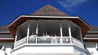 Calon presiden nomor urut 1 Anies Baswedan (tengah) didampingi istrinya Fery Farhati Ganis (kedua kiri) dan putrinya Mutiara Annisa Baswedan (kiri), Sultan Ternate Hidayatullah Sjah ( kedua kanan) dan Permaisuri Alwiyah Husein (kanan) menyapa pendukungnya dari atas Kedaton Kesultanan Ternate, Kota Ternate, Maluku Utara, Jumat (26/1/2024).