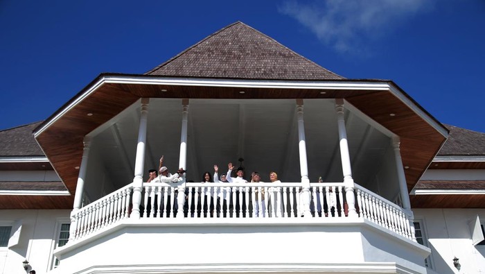 Calon presiden nomor urut 1 Anies Baswedan (kiri, duduk) didampingi istrinya Fery Farhati Ganis disambut dengan adat kesultanan Ternate sebelum memasuki  Kedaton Kesultanan Ternate, Kota Ternate, Maluku Utara, Jumat (26/1/2024). Dalam kunjungan ke kedaton tersebut, Anies Baswedan disambut dengan prosesi adat Kesultanan yaitu Jokokaha atau orang pertama kali ke Ternate sekaligus meminta restu kepada Sultan Ternate Hidayatullah Sjah untuk melakukan kampanye akbar di Landmark Ternate. ANTARA FOTO/Andri Saputra/aww.