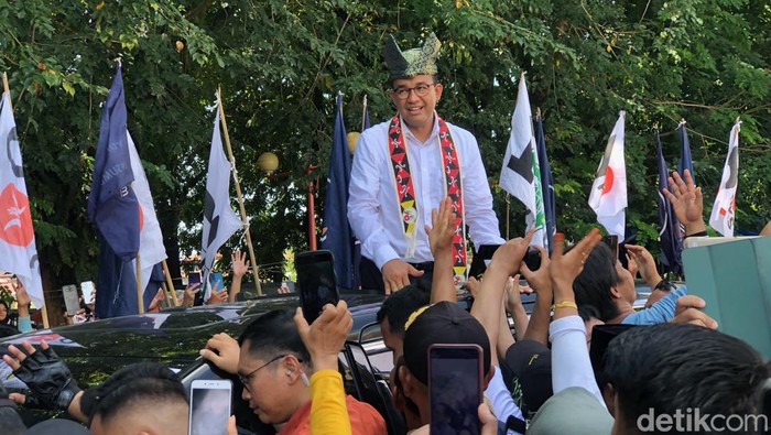 Anies Baswedan saat kampanye terbuka di parkiran stadion GOR H. Agusalim, Kota Padang. (M Afdal Afrianto/detikSumut)