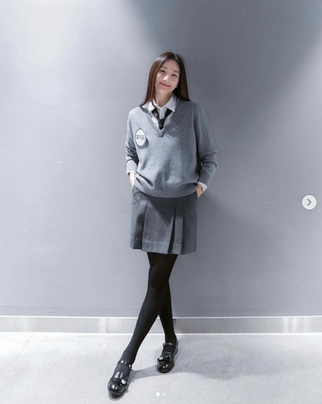 Choi Ji Woo termasuk salah satu aktris yang memprioritaskan karier. Dia melahirkan anak pertama di usia 44 tahun, dan kini dikaruniai dua anak perempuan. Foto: Instagram