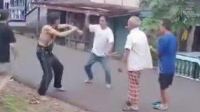 Ayah dan anak terlibat duel bersajam di Muba