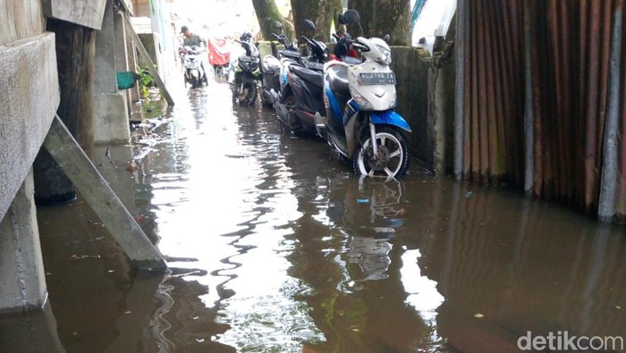 Banjir merendam rumah warga di kawasan Kecamatan Seberang Ulu (SU) I Palembang.