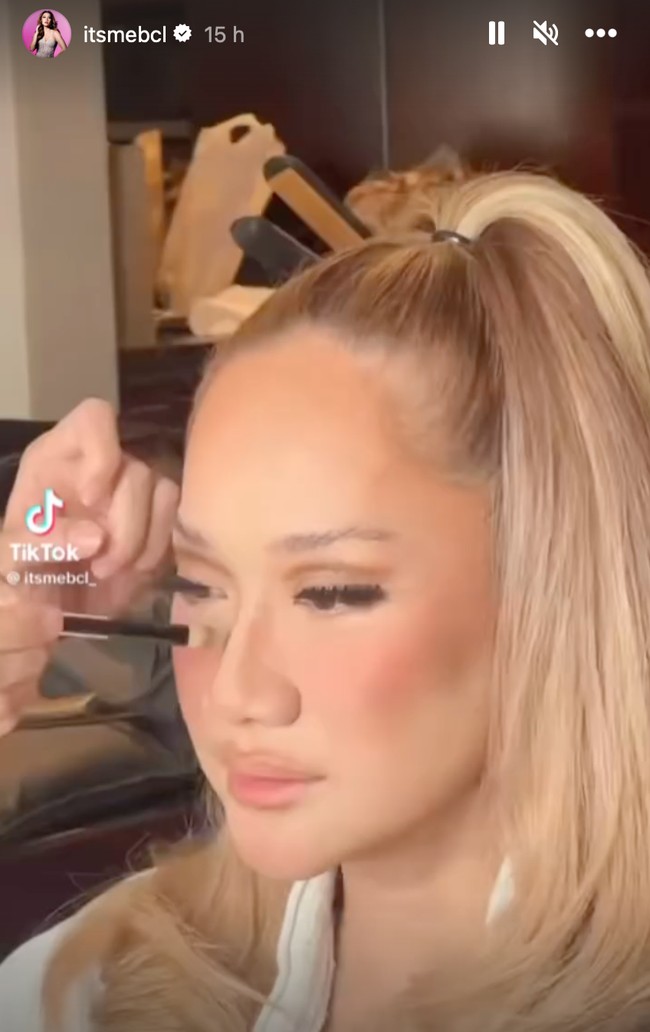 Untuk merias wajahnya agar semakin mirip dengan karakter Barbie, BCL mempercayakan kepada MUA langganannya, Bumiauw. Melalui akun Instagram, BCL dan Bumiauw membagikan proses transformasinya. Foto: Instagram/@itsmebcl/@bumiauw