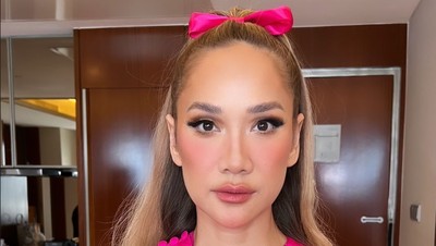 7 Potret BCL Tampil Bak Barbie Pakai Mini Dress Pink, Cantik Mempesona