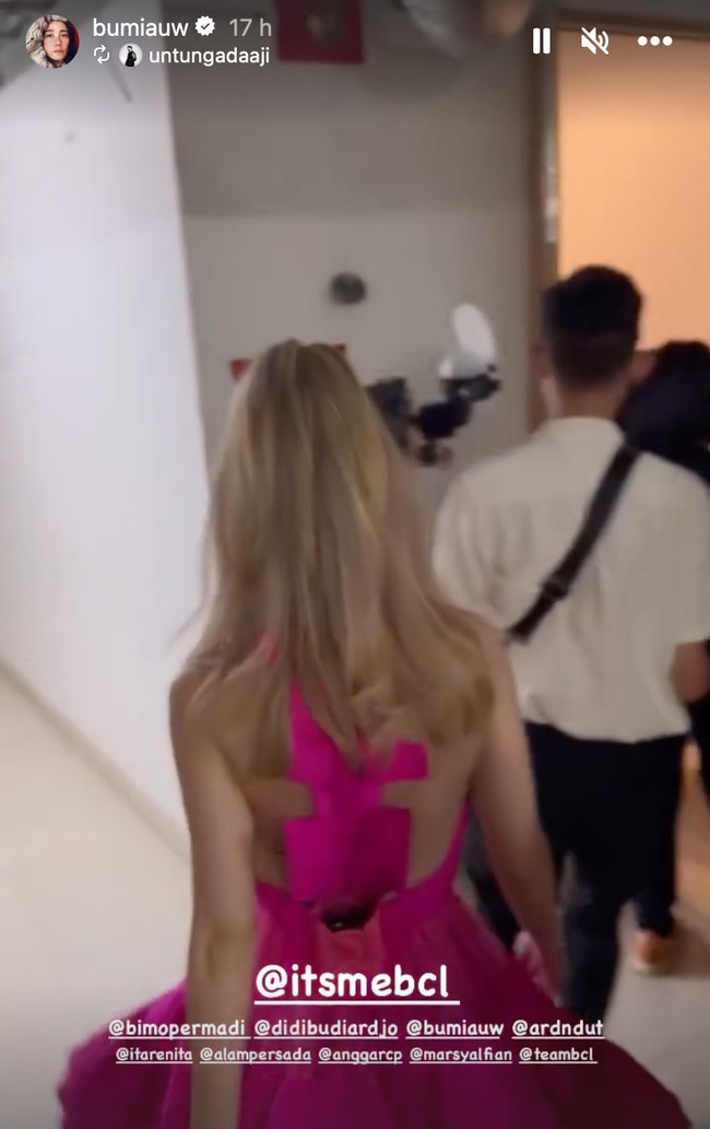 Bagian belakang dress tampak terbuka dengan detail pita bersusun. Dress tersebut membuat punggung BCL pun terekspos. Foto: Instagram/@itsmebcl/@bumiauw