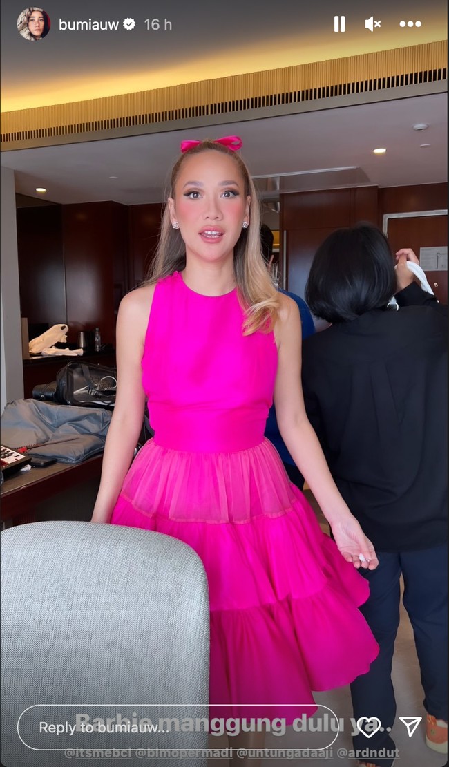 Dress yang dikenakan BCL sendiri rupanya merupakan rancangan salah satu desainer RI, Didi Budiarjo. Dress tersebut berhasil bikin BCL tampil bak Barbie. Foto: Instagram/@itsmebcl/@bumiauw