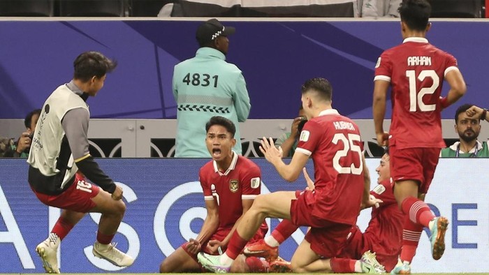 Indonesias Marselino Ferdinan, 2nd left, celebrates with teammates after scoring his teams first goal during the Asian Cup Group D soccer match between Indonesia and Iraq at Ahmad Bin Ali Stadium in Al Rayyan, Qatar, Monday, Jan. 15, 2024. (AP Photo/Hussein Sayed)