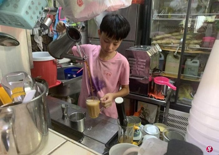 Bantu Bisnis Orang Tuanya, Bocah 14 Tahun Jualan Hingga Malam Hari