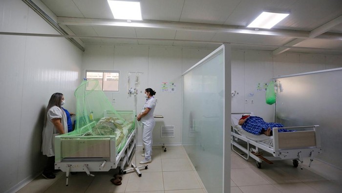 A staff from the Ministry of Public Health and Social Welfare scoops water from a metal drum for testing as health authorities are on high alert due to a surge in cases of the mosquito-borne disease dengue, in Asuncion, Paraguay January 24, 2024. REUTERS/Cesar Olmedo