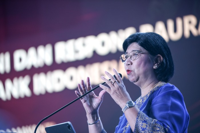 Wakil Direktur Utama PT Bank Tabungan Negara (Persero) Tbk (BTN) Oni Febriarto Rahardjo dan Komisaris Utama BTN Chandra M Hamzah berbincang dengan Deputi Gubernur Senior Bank Indonesia (BI) Destry Damayanti usai acara BTN Economic Outlook 2024 di Jak