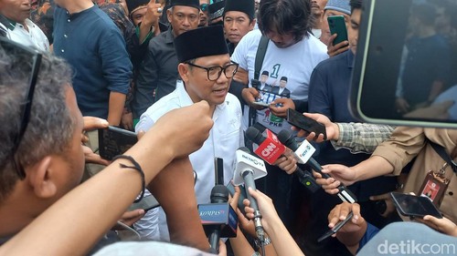 Cawapres Muhaimin Iskandar saat diwawancarai awak media dalam kampanye di Buleleng, Bali, Jumat (26/1/2024).