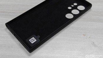 Bagian dalam dibuat material halus yang menjaga Galaxy S24 Ultra dari goresan. Sementara di bagian luar  dibuat dari kulit nabati yang bersumber dari bahan ramah lingkungan seperti jagung.  Foto: Adi Fida Rahman/detikINET