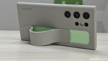 Grip bagian belakang bisa menjadi stand untuk menonton film. Foto: Adi Fida Rahman/detikINET