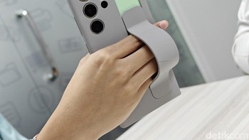 Grip bagian belakang bodi dapat menjadi penahan yang aman. Sehingga mengurangi kekhawatiran terjatuh dari genggaman. Foto: Adi Fida Rahman/detikINET
