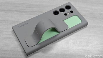 Di bagian belakang terdapat grip agar Galaxy S24 Ultra aman di tangan.  Foto: Adi Fida Rahman/detikINET