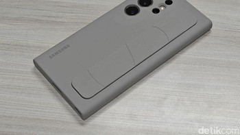 Ini Galaxy S24 Ultra Standing Grip Case. Foto: Adi Fida Rahman/detikINET