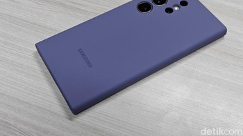 Ada lima varian warna yang dihadirkan Samsung. Ini adalah versi Dark Violet. Foto: Adi Fida Rahman/detikINET