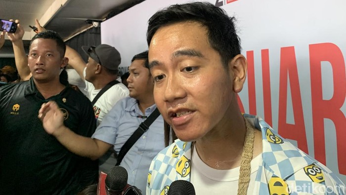 Cawapres nomor urut 2 Gibran Rakabuming Raka saat kampanye di Jayapura, Papua.