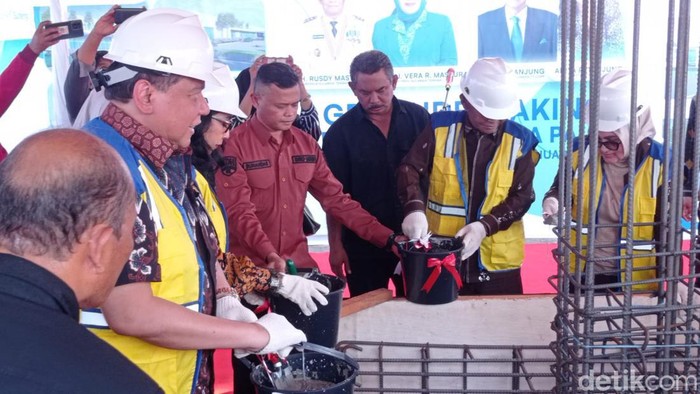 Chairman sekaligus Founder CT Corp Chairul Tanjung bersama Gubernur Sulteng Rusdy Mastura melakukan groundbreaking pembangunan RS Dhuafa CT Arsa di Kota Palu.