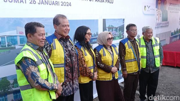 Chairman sekaligus Founder CT Corp Chairul Tanjung bersama Gubernur Sulteng Rusdy Mastura melakukan groundbreaking pembangunan RS Dhuafa CT Arsa di Kota Palu.