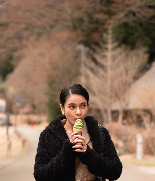 Melihat dari unggahan-unggahannya di Instagram tampaknya kekasih chef Juna itu gemar travelling. Yang satu ini ialah potret saat Citra sedang berkunjung ke Jepang. Foto: Instagram/@ncit90