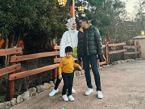 Citra Kirana dan Rezky Aditya Senang Bisa Ajak Anak Main Salju di Jepang