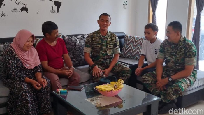 Danyonif 408/Suhbrastha, Letkol Inf Slamet Hardiyanto, didampingi Dandim 0724/Boyolali, Letkol Inf Wiweko Wulang Widodo, bersilaturahmi ke rumah Arif Diva Ramandani, Jumat (26/1/2024).