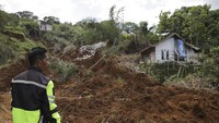 Badan Penanggulangan Bencana Daerah (BPBD) Kabupaten Sukabumi mencatat akibat tanah longsor yang terjadi Rabu (24/1/2024) sebanyak 12 rumah warga rusak berat.