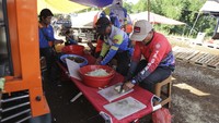 Selain itu, sebanyak 75 Kepala Keluarga (KK) atau 239 warga terpaksa mengungsi di tenda pengungsian