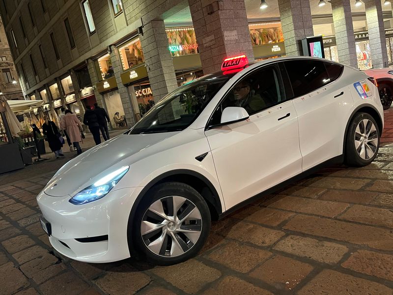 Deretan mobil mewah jadi taksi di Italia