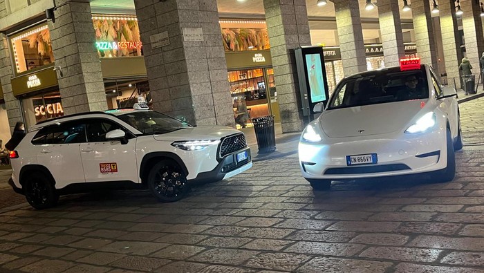 Deretan mobil mewah jadi taksi di Italia