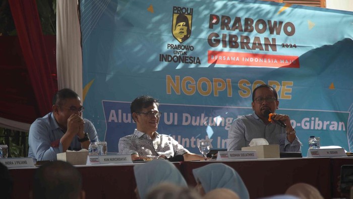 Diskusi Ngopi Bareng Relawan PROUI Dewan Pakar TKN Prabowo-Gibran, Budiman Sudjatmiko bersama Direktur eksekutif Indo Barometer yang juga Ketua umum Gerakan Sekali Putaran (GSP) M. Qodari dan Ketua umum Prabowo untuk Indonesia (PROUI) Kun Nurachadijat menjadi pembicara pada acara Ngopi Bareng bersama Relawan Pro UI di depan kediaman Prabowo Subianto, jalan Kertanegara, Jakarta Selatan, Jumat (26/1/2024).