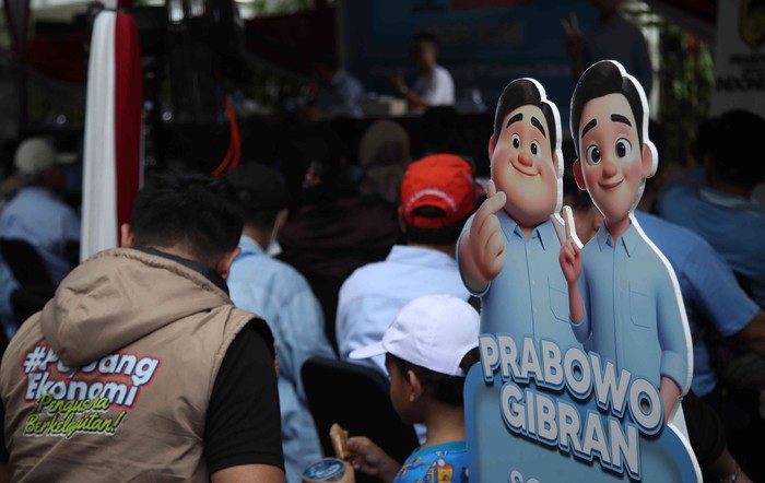 Dewan Pakar TKN Prabowo-Gibran, Budiman Sudjatmiko bersama Direktur eksekutif Indo Barometer yang juga Ketua umum Gerakan Sekali Putaran (GSP) M. Qodari dan Ketua umum Prabowo untuk Indonesia (PROUI) Kun Nurachadijat menjadi pembicara pada acara Ngopi Bareng bersama Relawan Pro UI di depan kediaman Prabowo Subianto, jalan Kertanegara, Jakarta Selatan, Jumat (26/1/2024).