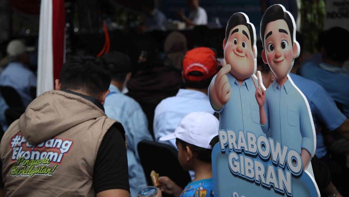 Dewan Pakar TKN Prabowo-Gibran, Budiman Sudjatmiko bersama Direktur eksekutif Indo Barometer yang juga Ketua umum Gerakan Sekali Putaran (GSP) M. Qodari dan Ketua umum Prabowo untuk Indonesia (PROUI) Kun Nurachadijat menjadi pembicara pada acara Ngopi Bareng bersama Relawan Pro UI di depan kediaman Prabowo Subianto, jalan Kertanegara, Jakarta Selatan, Jumat (26/1/2024).