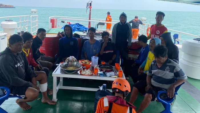 Evakuasi 12 ABK asal Lamongan yang ditemukan selamat di Sumenep