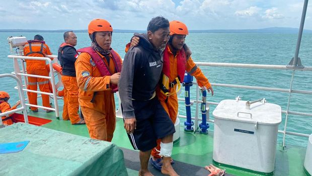 Evakuasi 12 ABK asal Lamongan yang ditemukan selamat di Sumenep