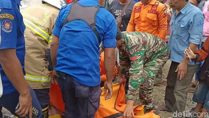 Evakuasi korban kecelakaan maut di Sumedang.