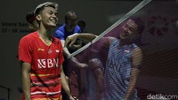 Fajar/Rian menutup perlawanan Bagas/Fikri usai menang 21-12 di gim kedua. Mereka hanya butuh waktu 32 menit untuk meraih kemenangan.