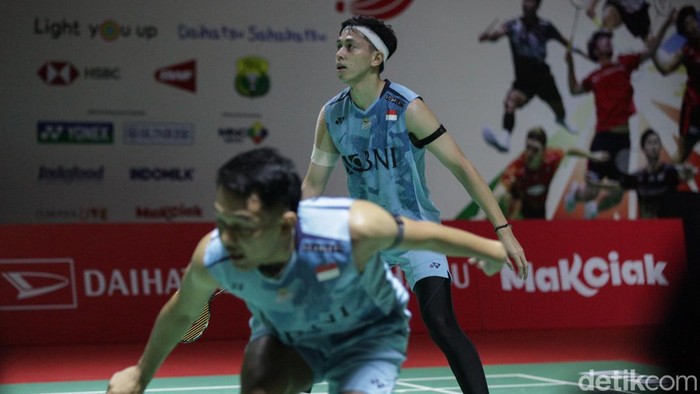 Fajar/Rian Menang 'Perang Saudara' dari Bagas/Fikri Duel sesama wakil Indonesia terjadi di perempatfinal Indonesia Masters 2024 saat Fajar Alfian/Muhammad Rian Ardianto menghadapi Muhammad Shohibul Fikri/Bagas Maulana di Istora Senayan, Jakarta, Jumat (26/1/2024).
