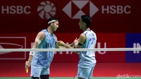 Mereka bisa menjauh 8-4. Fajar/Rian semakin tak terbendung untuk unggul 11-5 saat interval.