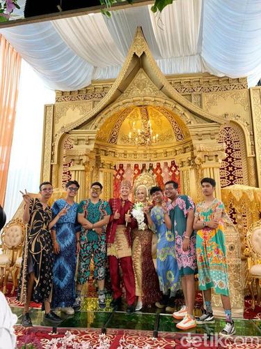 Foto Fajar dan teman-temannya mengenakan daster saat menghadiri acara pernikahan sahabatnya.