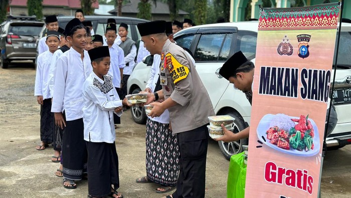 Foto: Kapolres Inhu bagikan makan gratis. (dok Polres Inhu).
