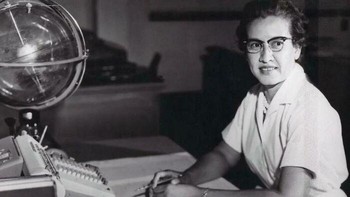Ketika NASA menggunakan komputer elektronik untuk pertama kalinya - untuk menghitung orbit John Glenn mengelilingi Bumi - para pejabat meminta Katherine Johnson untuk memverifikasi nomor komputer tersebut; Glenn telah memintanya secara spesifik dan menolak terbang kecuali Johnson memverifikasi perhitungannya. Foto: Boredpanda