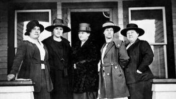 Pada tahun 1920, kota Jackson, Wyoming memilih dewan kota yang semuanya perempuan dengan selisih 2-1 dibandingkan laki-laki, sehingga menarik pemilih terbanyak yang pernah ada di kota itu. Dikenal sebagai penguasa jas kecil, para wanita tersebut mengabdi selama 3 tahun dan melakukan banyak hal untuk membersihkan kota yang terkenal tanpa hukum tersebut. Foto: Boredpanda