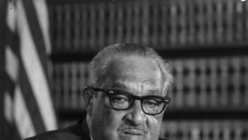 Seorang kepala sekolah pernah menyuruh siswanya yang mendapat masalah untuk duduk di ruang bawah tanah dan membaca Konstitusi AS sebagai hukuman. Siswa tersebut (yang kemudian mengingat Konstitusi) adalah Thurgood Marshall, yang kemudian menjadi hakim Mahkamah Agung Kulit Hitam pertama. Foto: Boredpanda