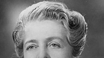 Setelah kehilangan posisinya di departemen anatomi universitasnya pada tahun 1938, Rita Levi-Montalcini mendirikan laboratorium di kamar tidurnya dan mempelajari pertumbuhan serabut saraf pada embrio ayam. Pekerjaan ini membawanya pada penemuan faktor pertumbuhan saraf, yang membuatnya dianugerahi Hadiah Nobel pada tahun 1986. Foto: Boredpanda