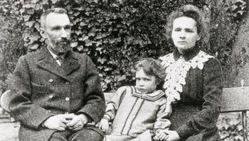 Keluarga Curie adalah keluarga dengan Hadiah Nobel terbanyak. Marie Curie memenangkan dua hadiah Nobel dalam bidang fisika dan kimia. Suaminya Pierre Curie memenangkan Nobel dalam bidang fisika. Putri mereka Irène Joliot-Curie memenangkan hadiah Nobel di bidang kimia. Foto: Boredpanda